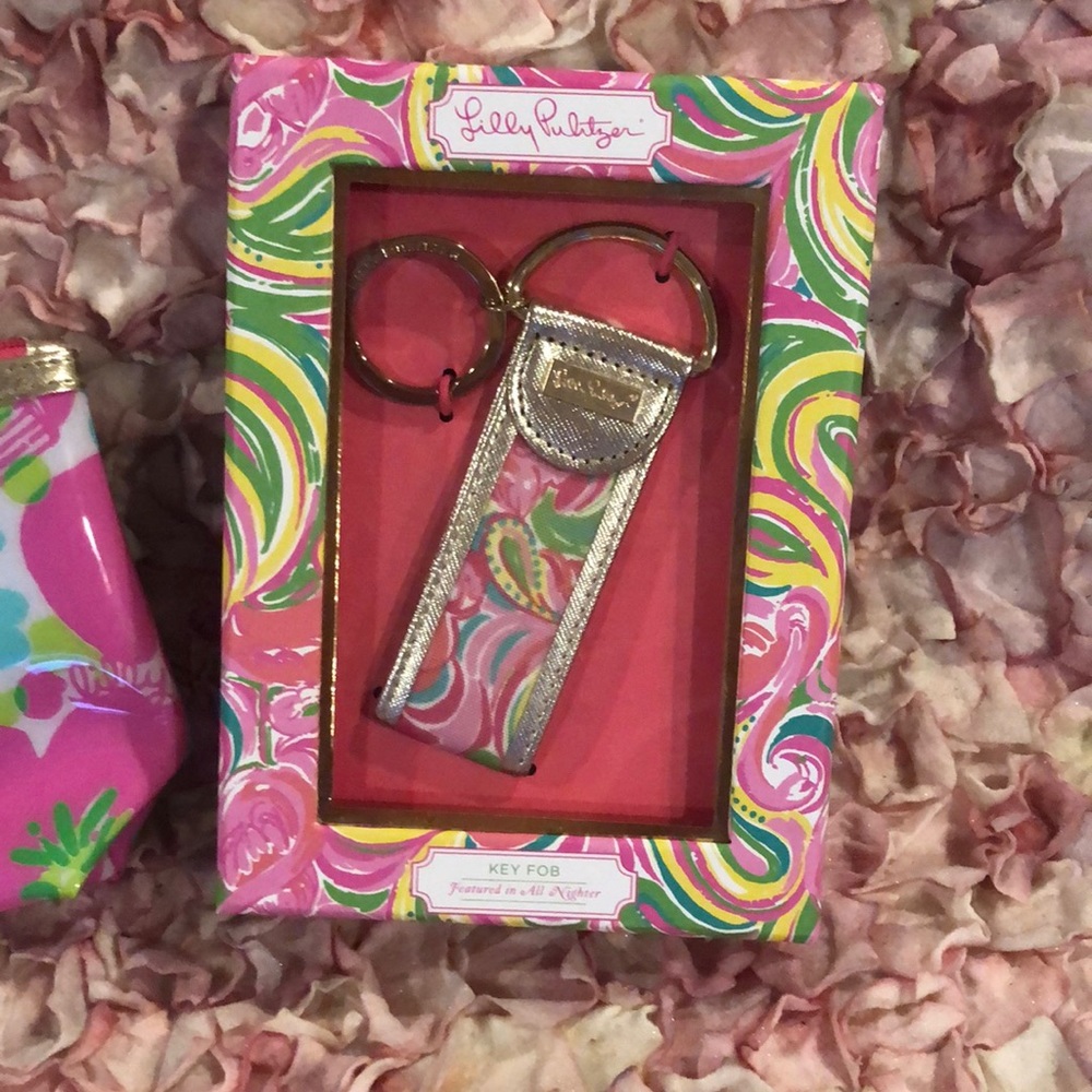 NWT LILLY PULITZER KEY FOB KEYCHAIN! And cosmetic bag